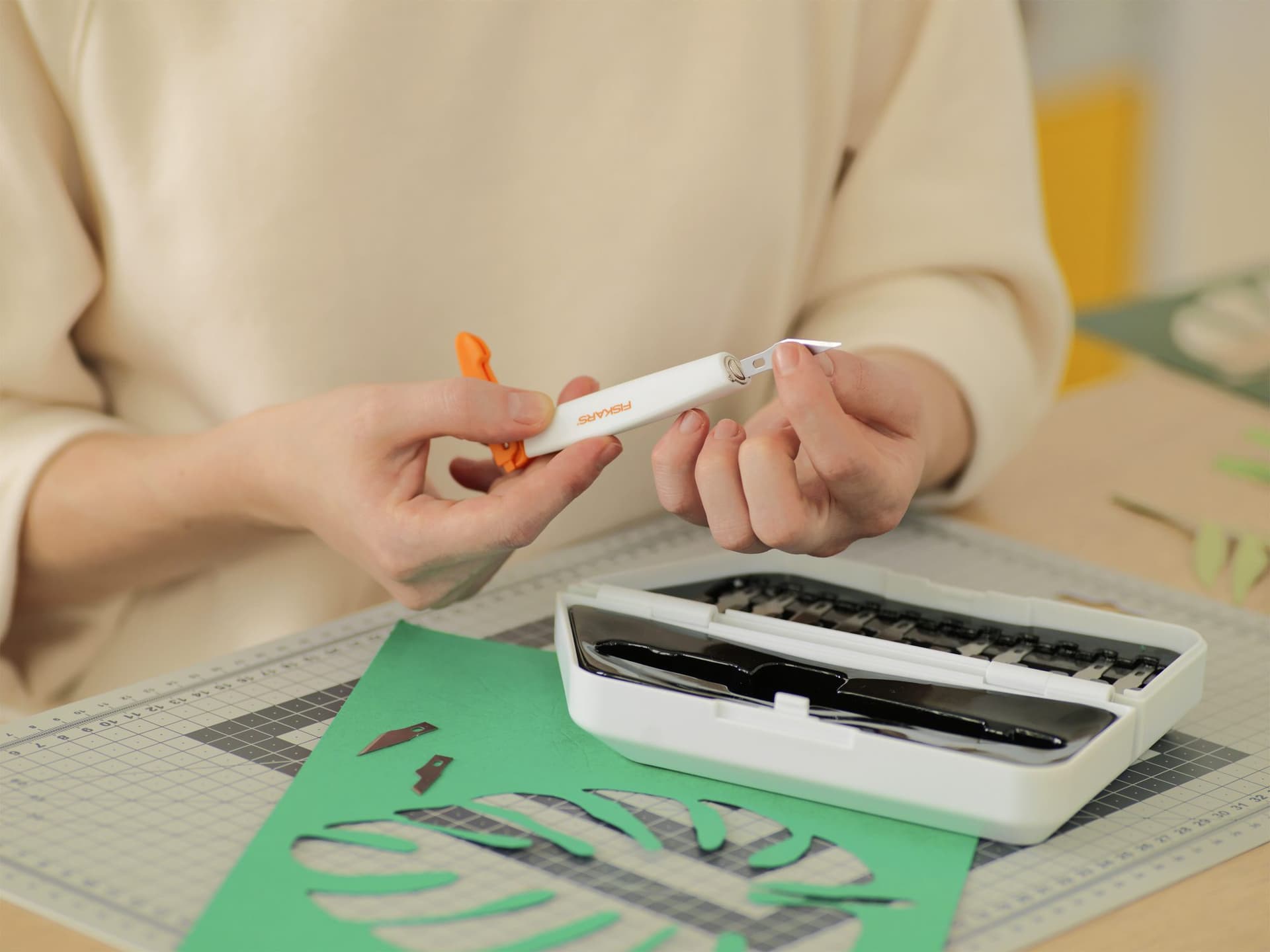 Precisiemes Fiskars Medium Duty set à 12 mesbladen wit 3