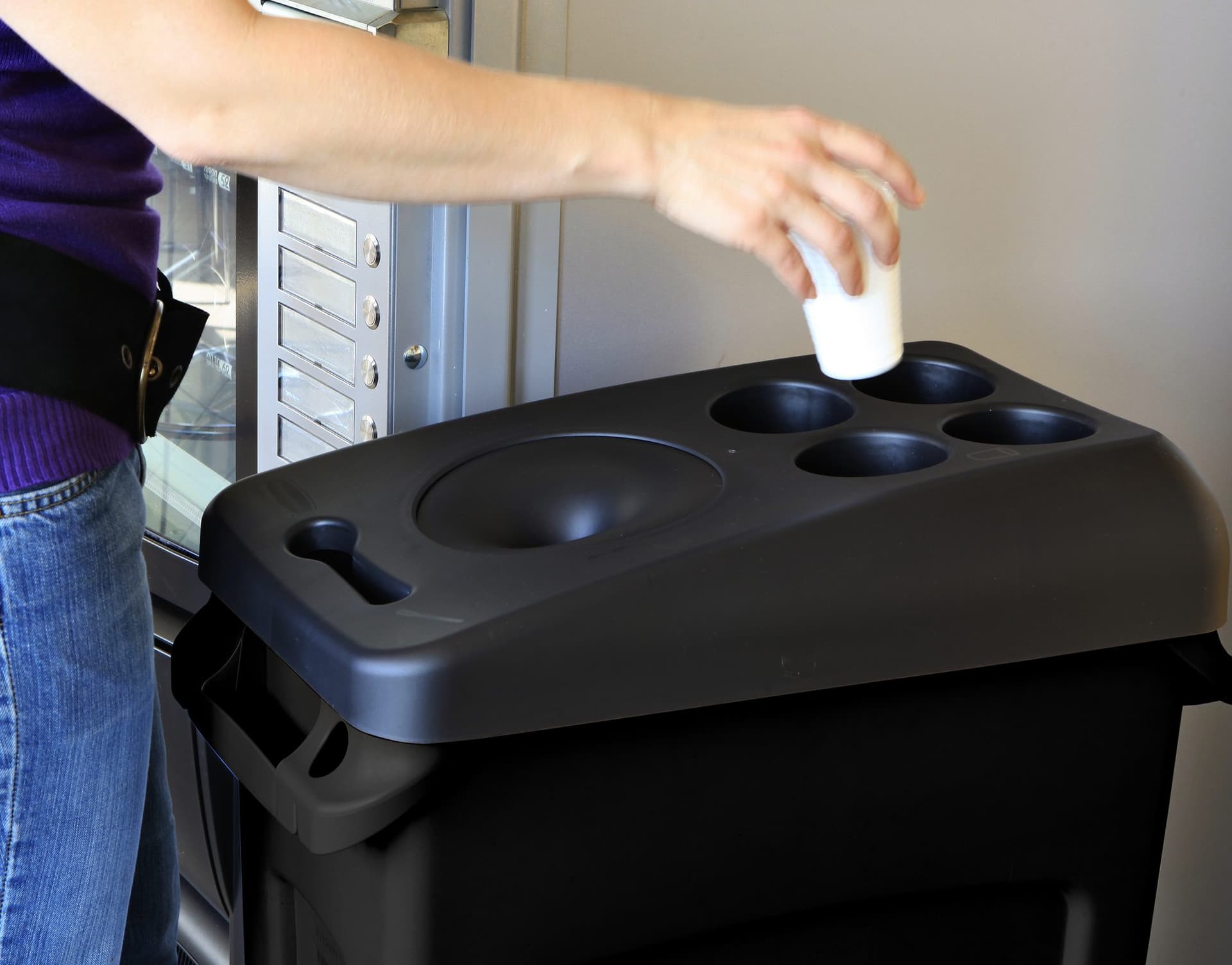 Afvalbak Rubbermaid Slim Jim Vented met luchtsleuven 87 liter zwart 4
