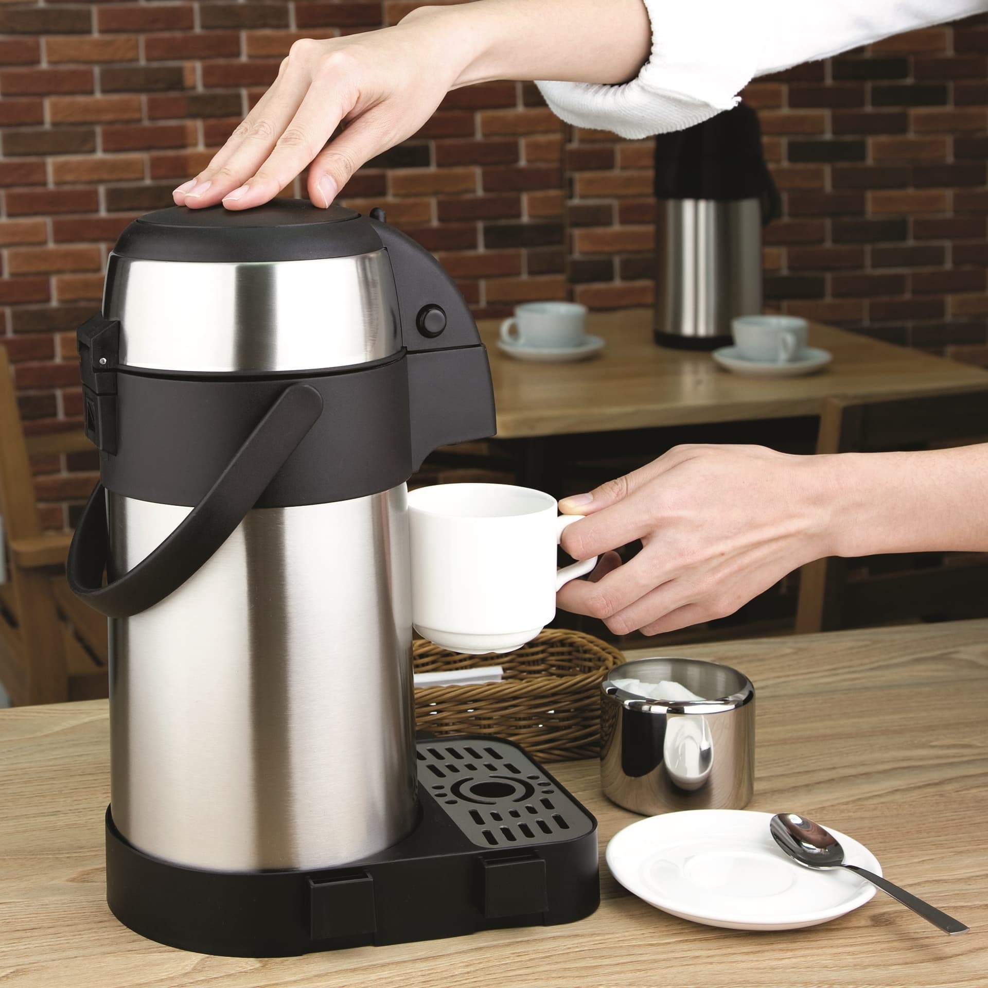 Thermoskan Olympia met pomp  2.5 liter rvs 3