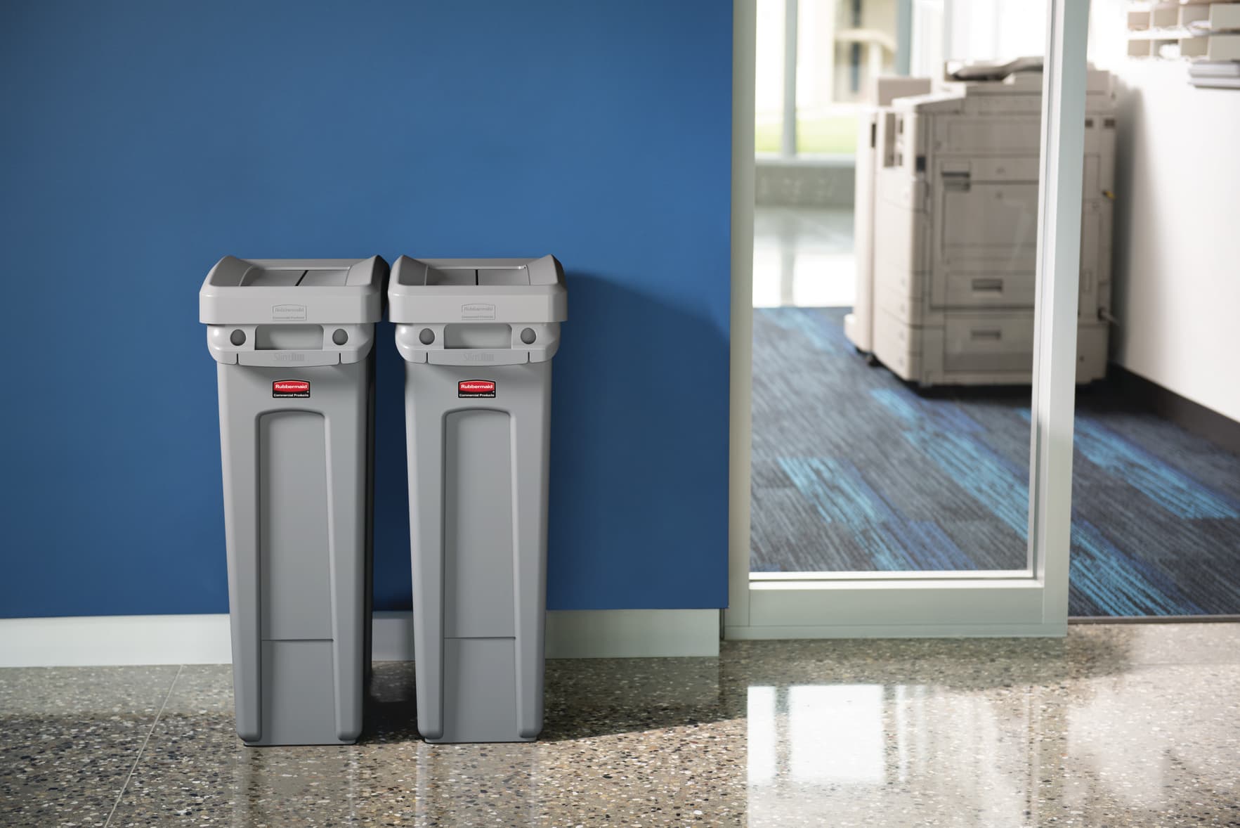 Deksel Rubbermaid Slim Jim Vented gesloten met swingsysteem grijs 4