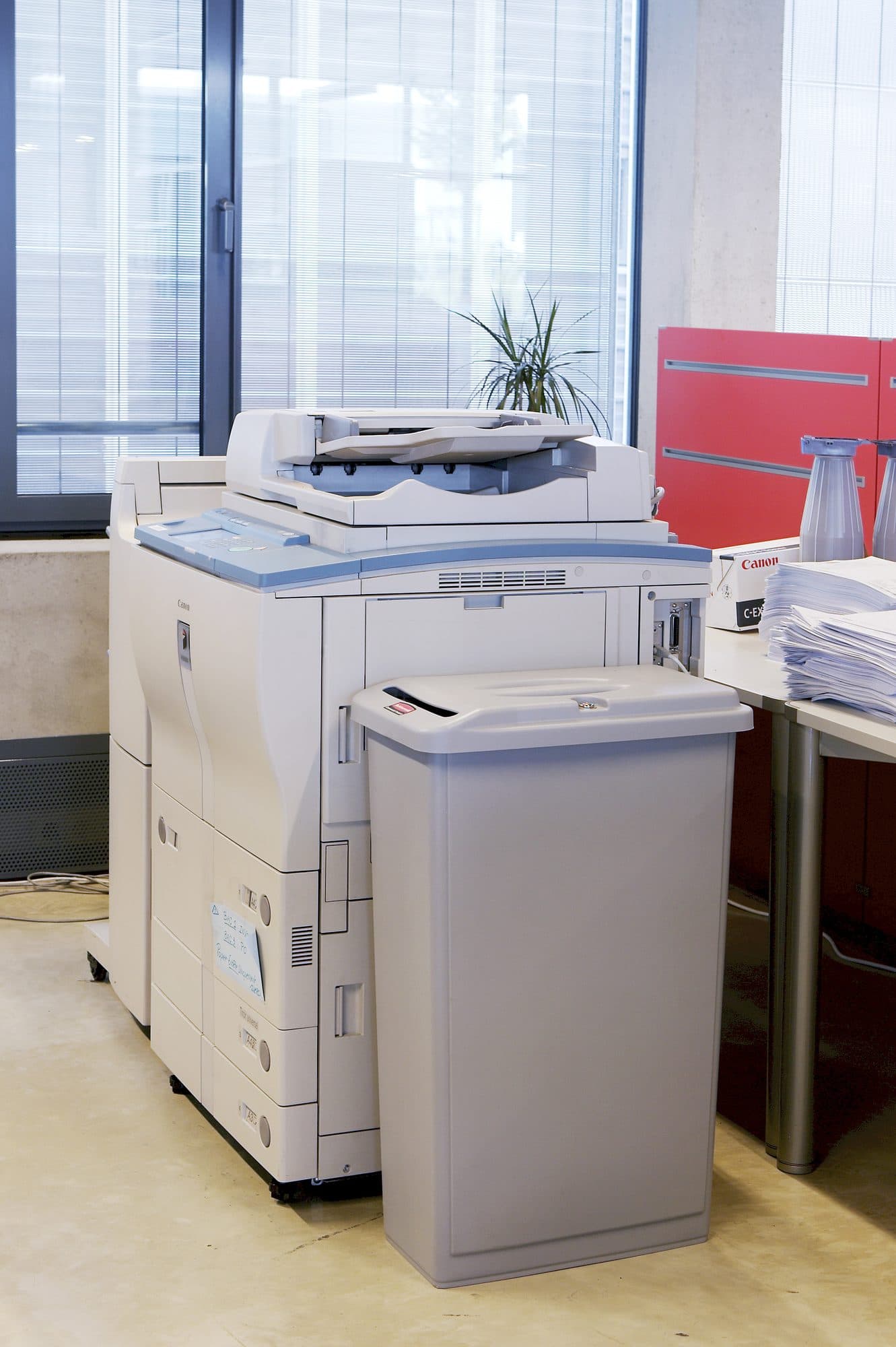 Afvalbak Rubbermaid Slim Jim vertrouwelijke documenten 87 liter grijs 2
