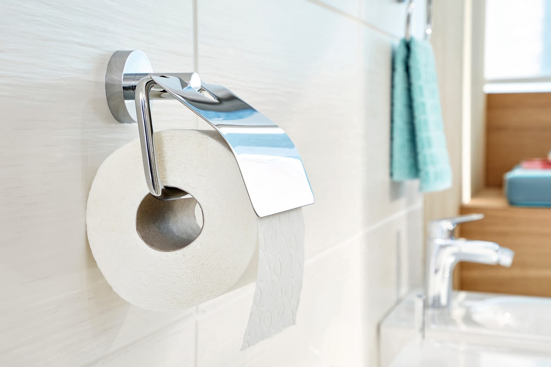 Toiletrolhouder met deksel tesa® Smooz hoogglans verchroomd metaal zelfklevend 5