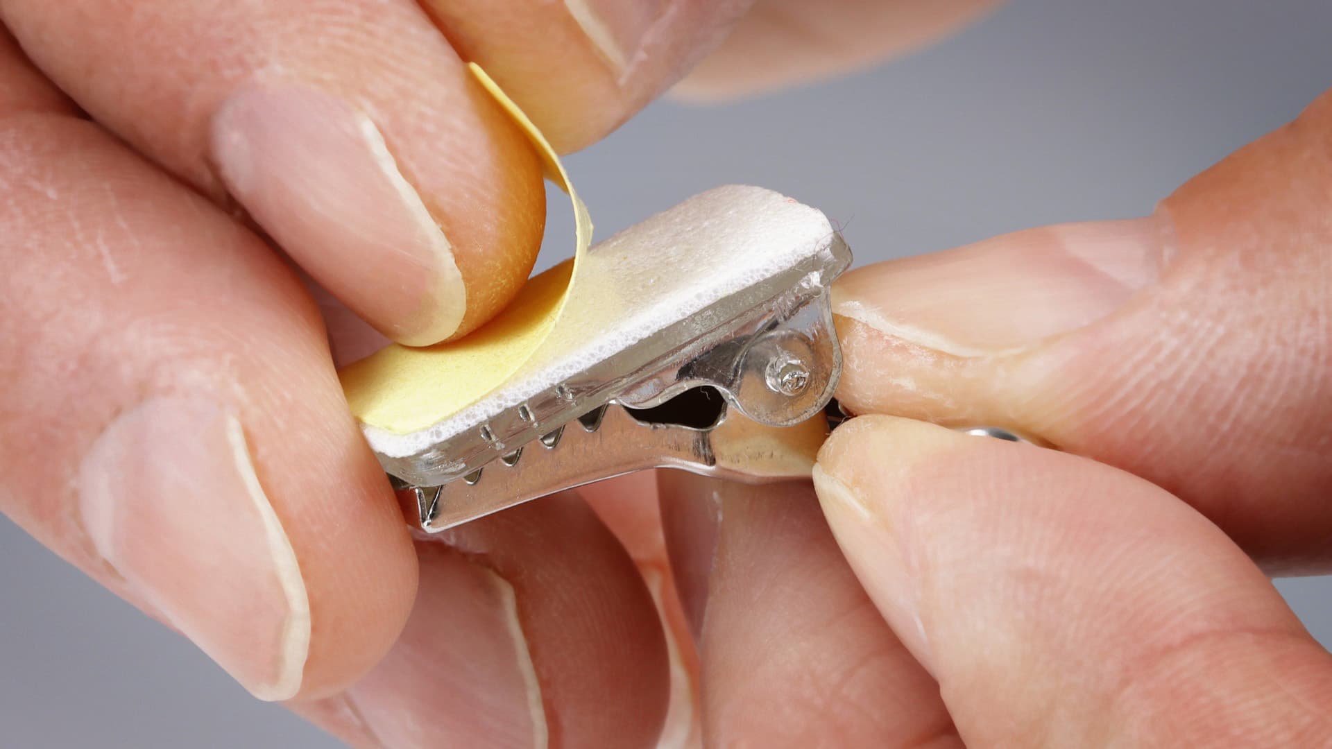 Clip met speld Europel zelfklevend voor badges 6