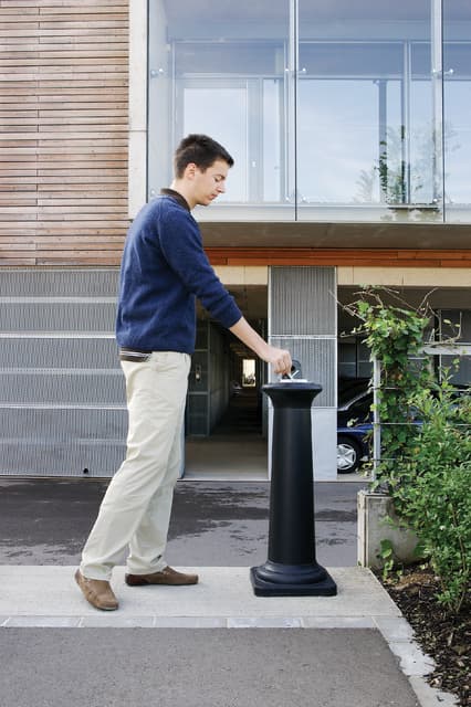 Asbak Rubbermaid Groundskeeper Tuscan vrijstaand zwart 2